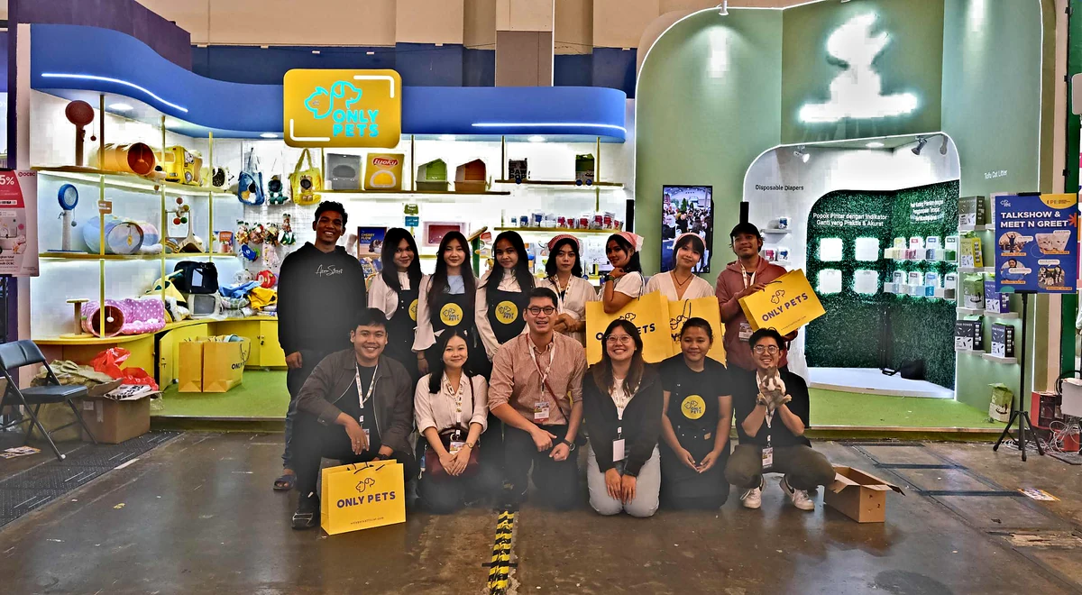 Tim Paw Power di booth pameran